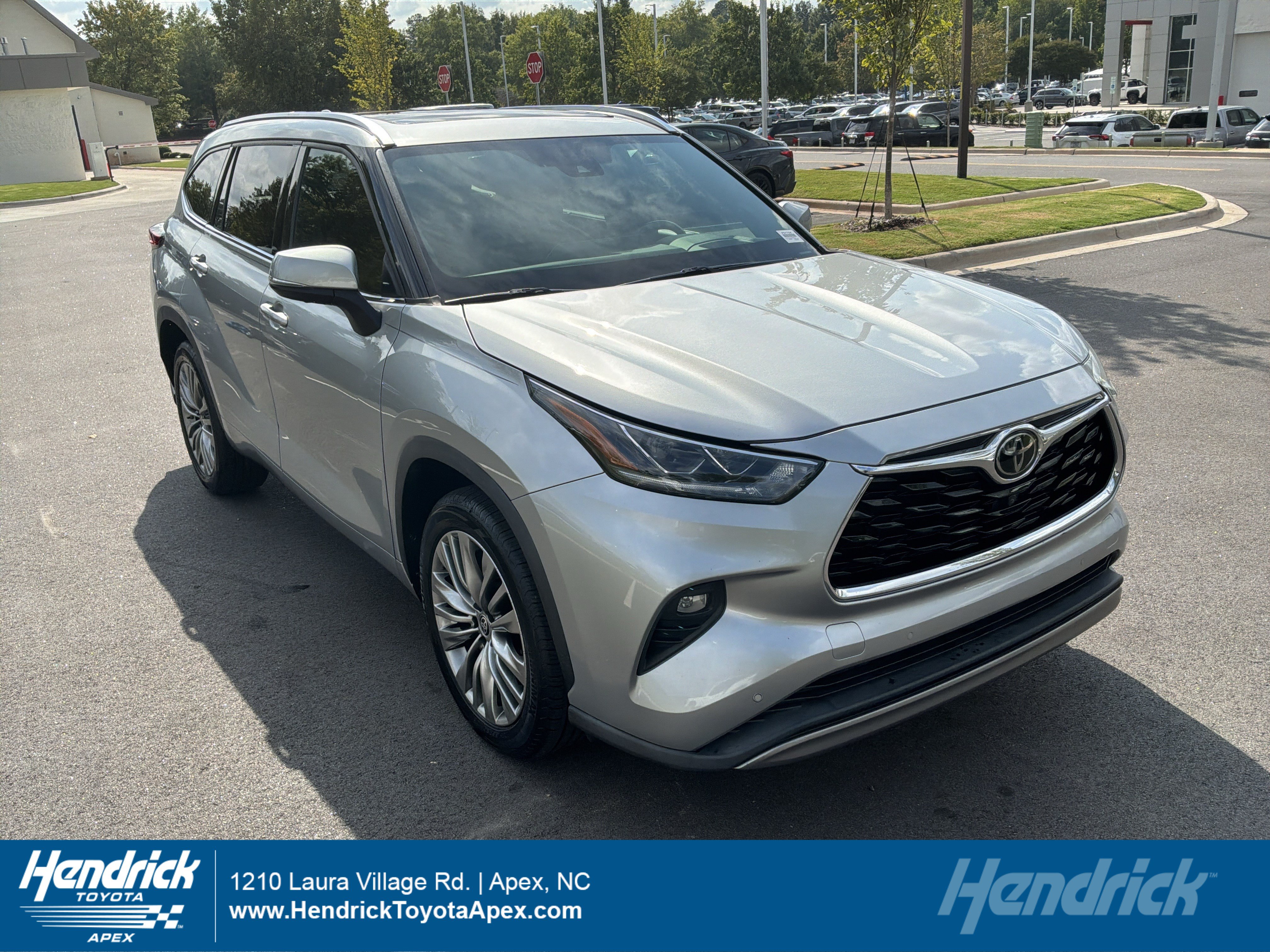 Used 2022 Toyota Highlander Platinum FWD image 1
