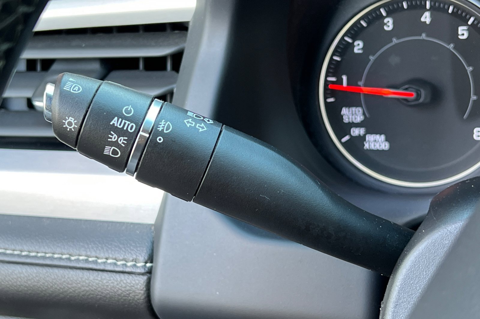 Used 2023 GMC Acadia SLT image 34