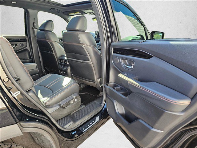 Used 2025 Honda Pilot TrailSport image 14