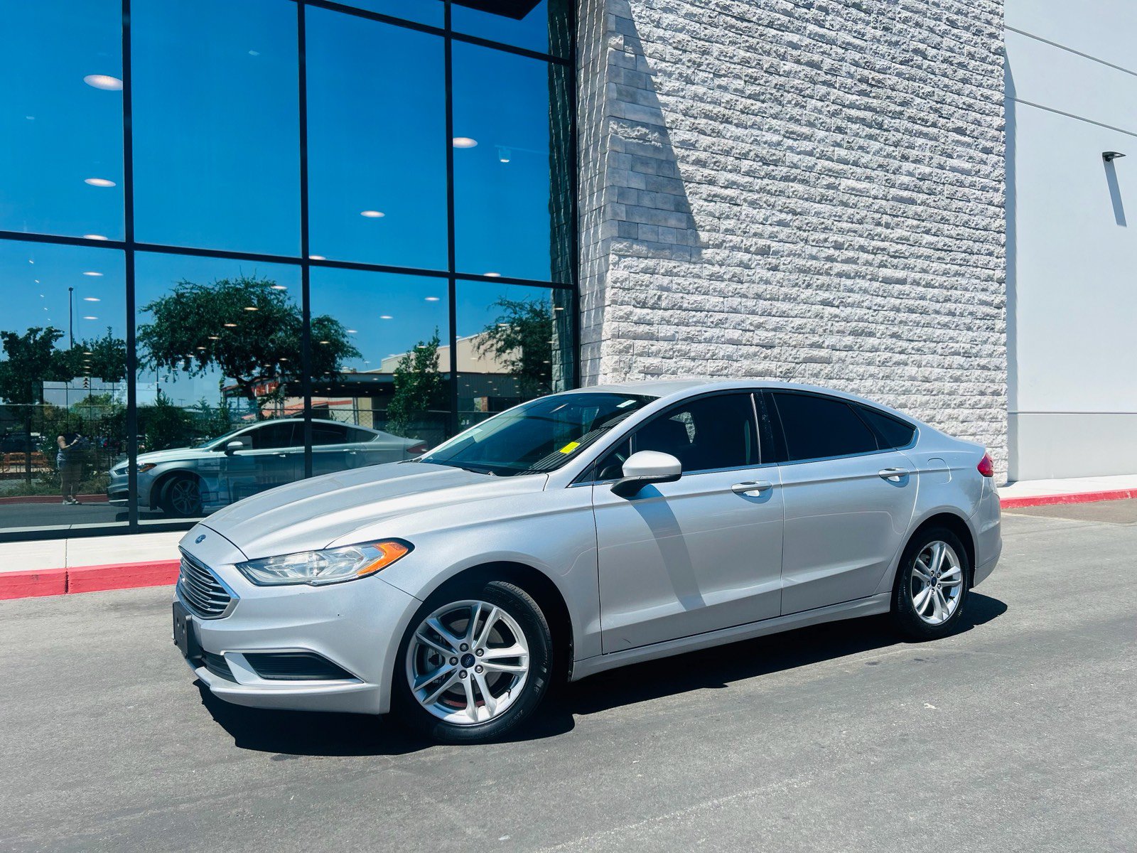 Used 2018 Ford Fusion SE FWD image 1