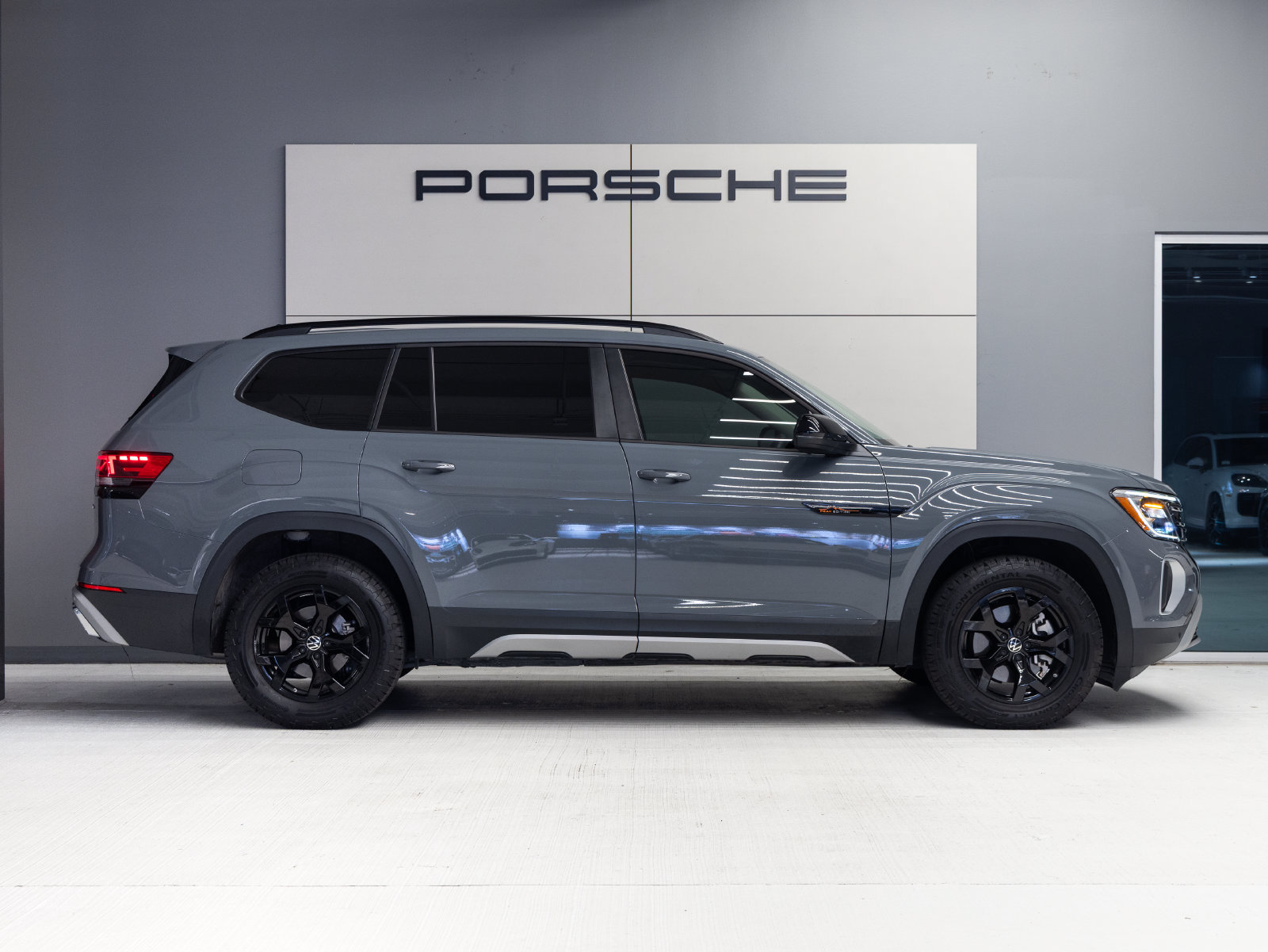 Used 2025 Volkswagen Atlas Peak Edition SE AWD/4WD image 8