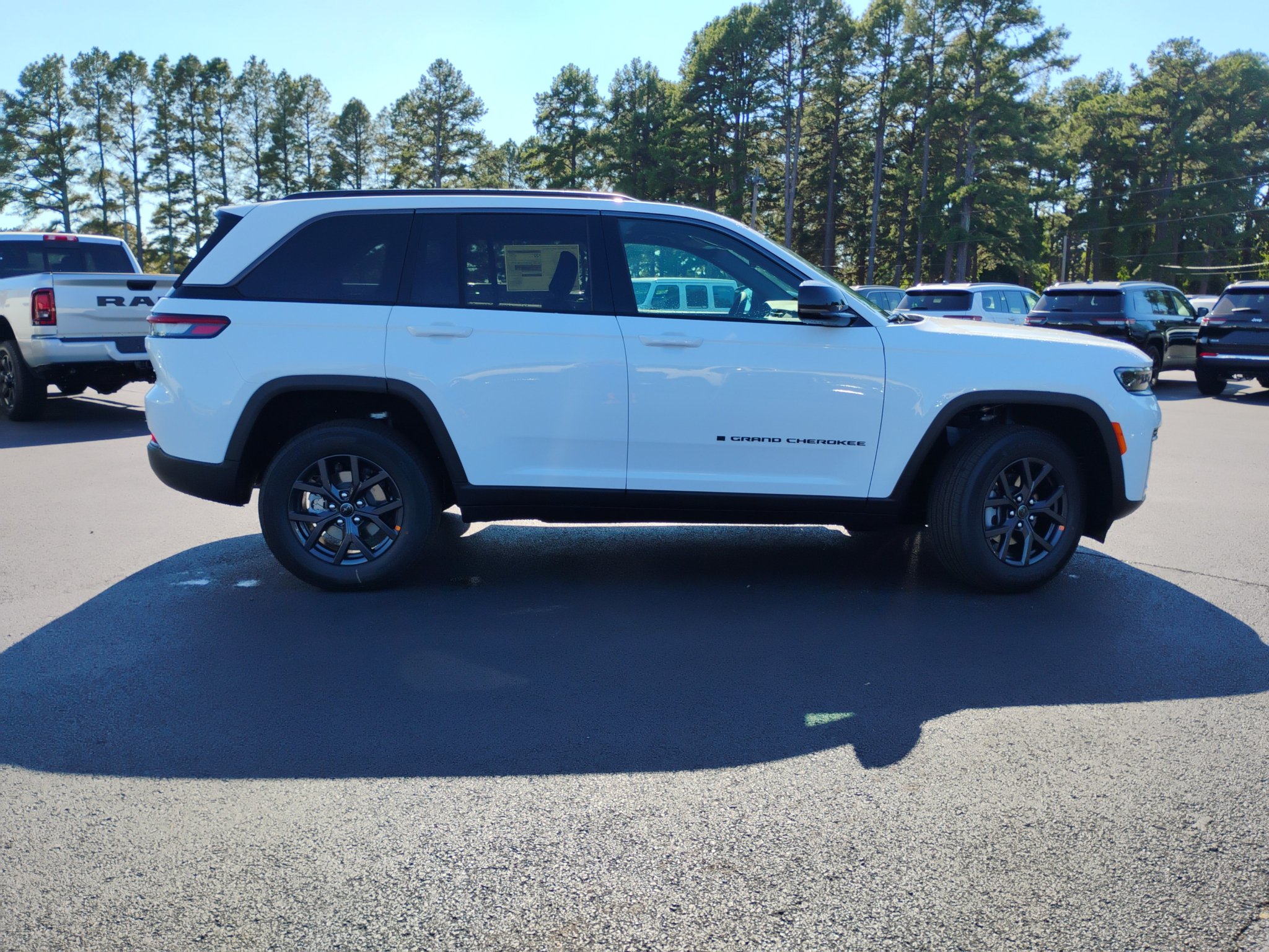 New 2027 Jeep Grand Cherokee Altitude AWD/4WD image 4