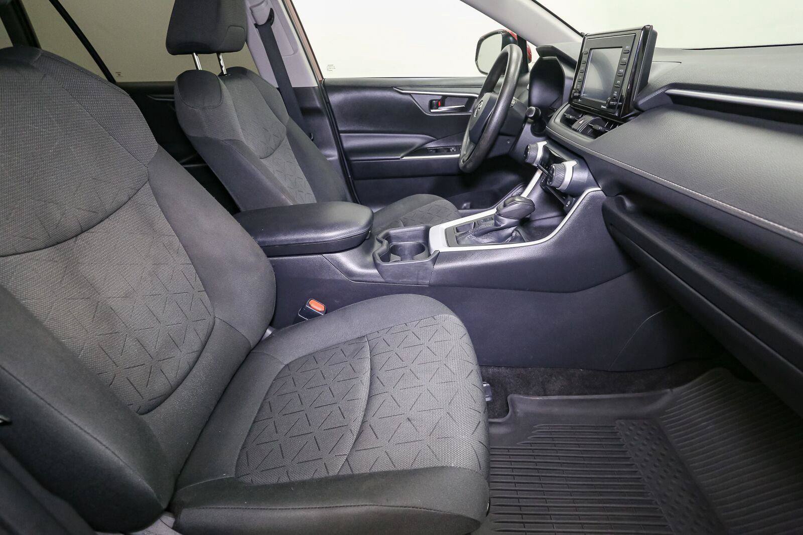 Used 2021 Toyota RAV4 XLE AWD/4WD image 16