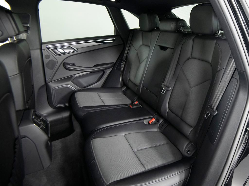 Certified 2025 Porsche Macan image 33