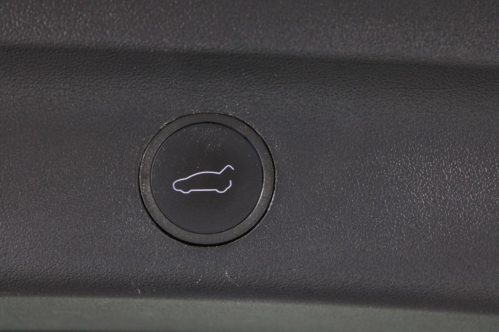 Used 2024 Tesla Model Y Long Range AWD/4WD image 18