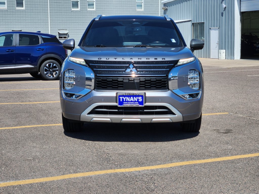 Used 2023 Mitsubishi Outlander 4WD Plug-In Hybrid image 2