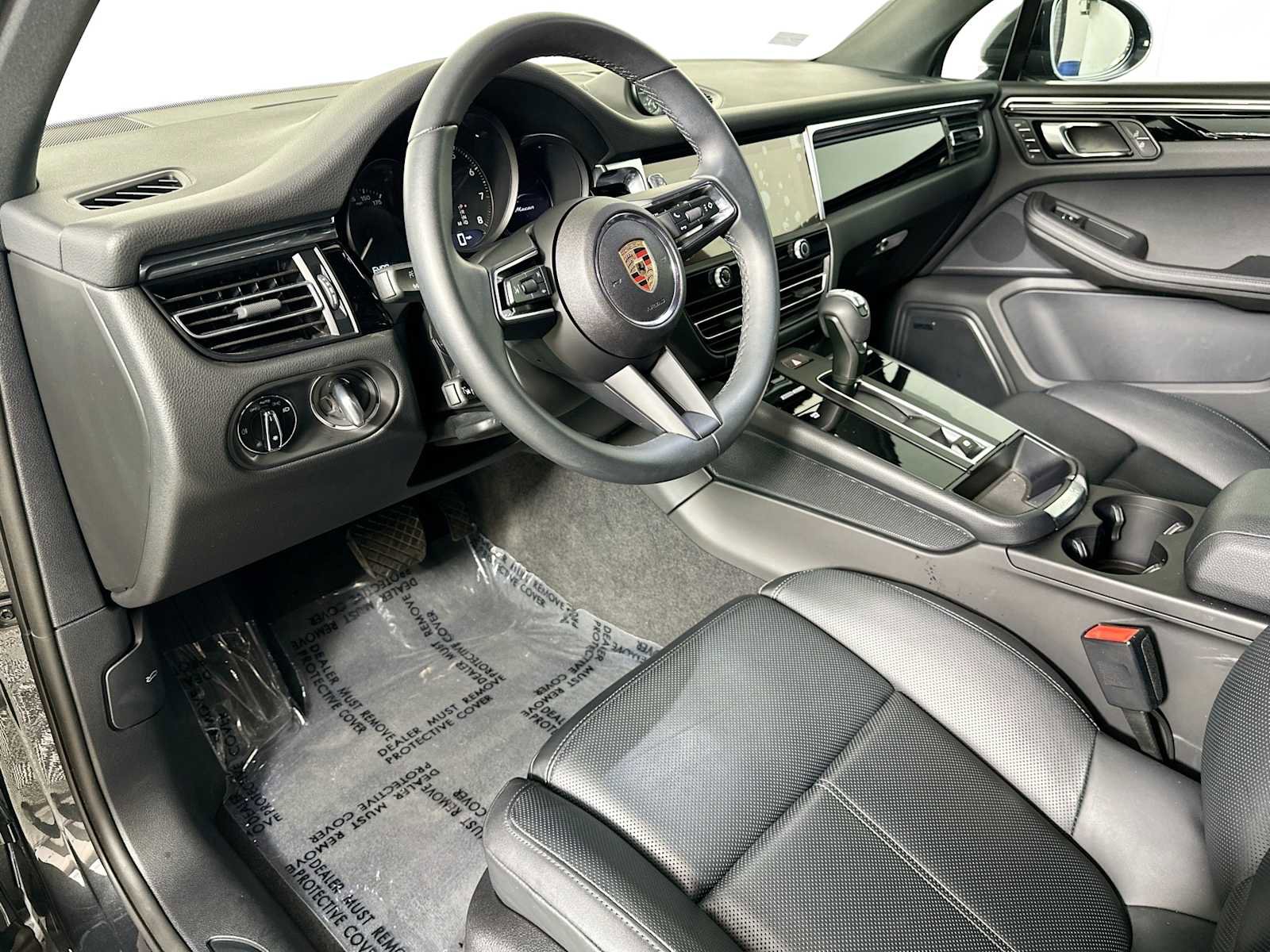 Certified 2025 Porsche Macan image 4