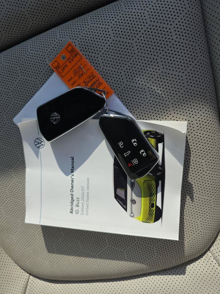 Used 2025 Volkswagen ID. Buzz 1st Edition AWD/4WD image 16