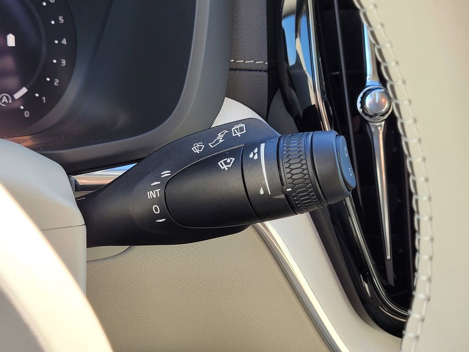 New 2026 Volvo XC60 B5 Ultra w/ Climate Package image 17