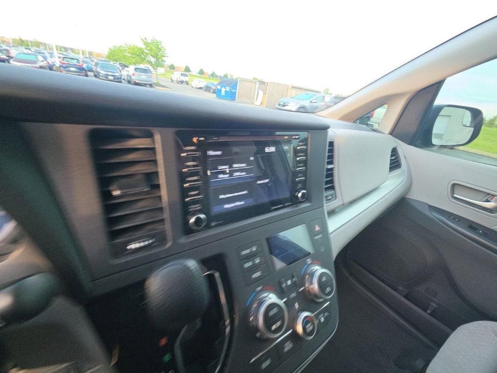 Used 2019 Toyota Sienna LE FWD image 17