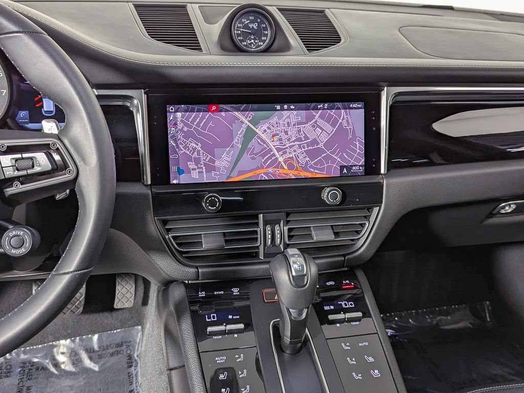 Used 2025 Porsche Macan AWD/4WD image 38