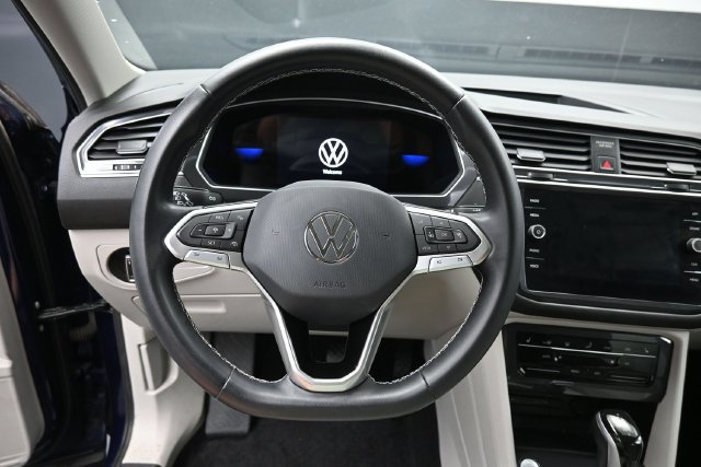 Used 2023 Volkswagen Tiguan SE w/ Panoramic Sunroof Package FWD image 16