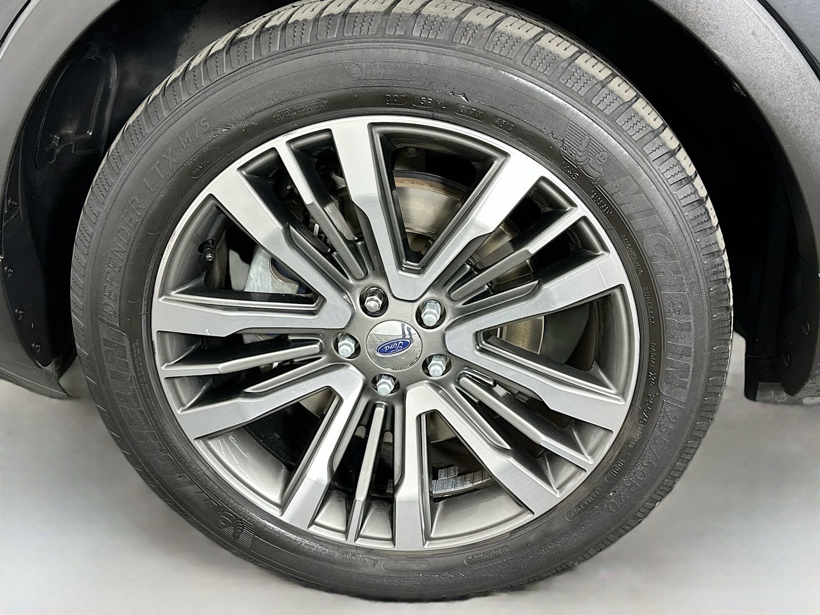 Used 2017 Ford Explorer Platinum image 35