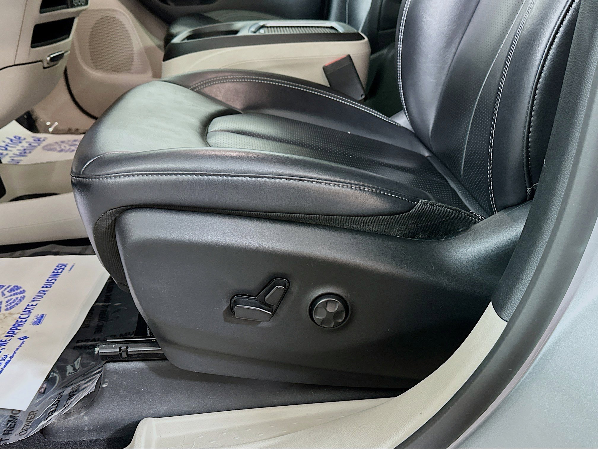 Used 2023 Chrysler Pacifica Touring-L image 18