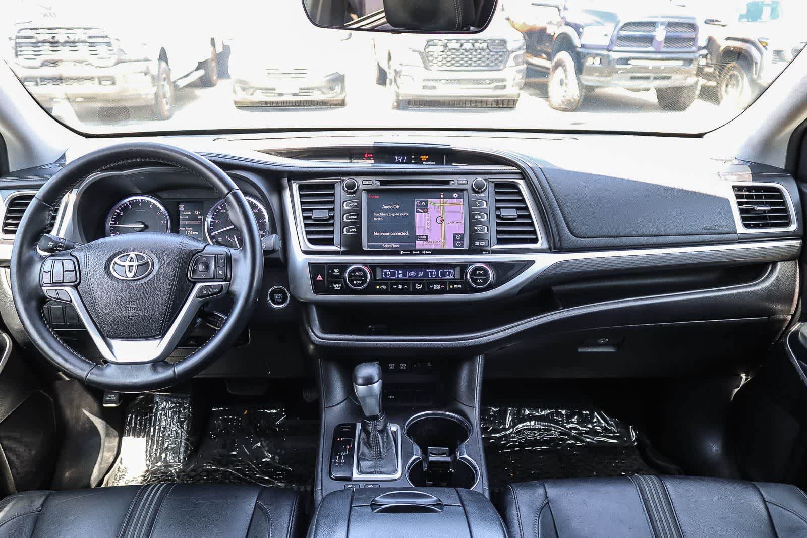 Used 2018 Toyota Highlander SE FWD image 12