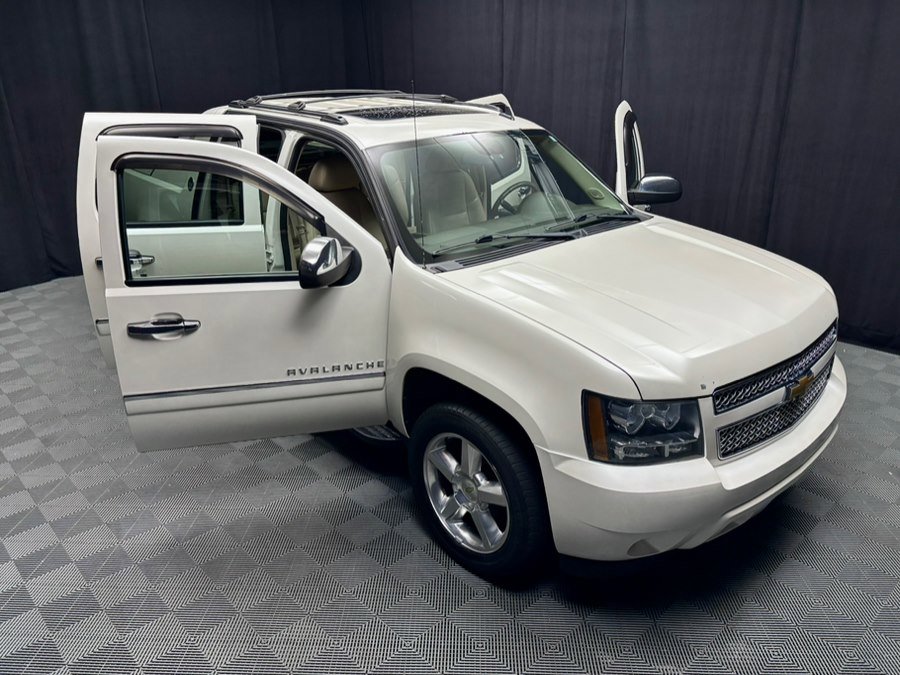 Used 2013 Chevrolet Avalanche LTZ AWD/4WD image 21