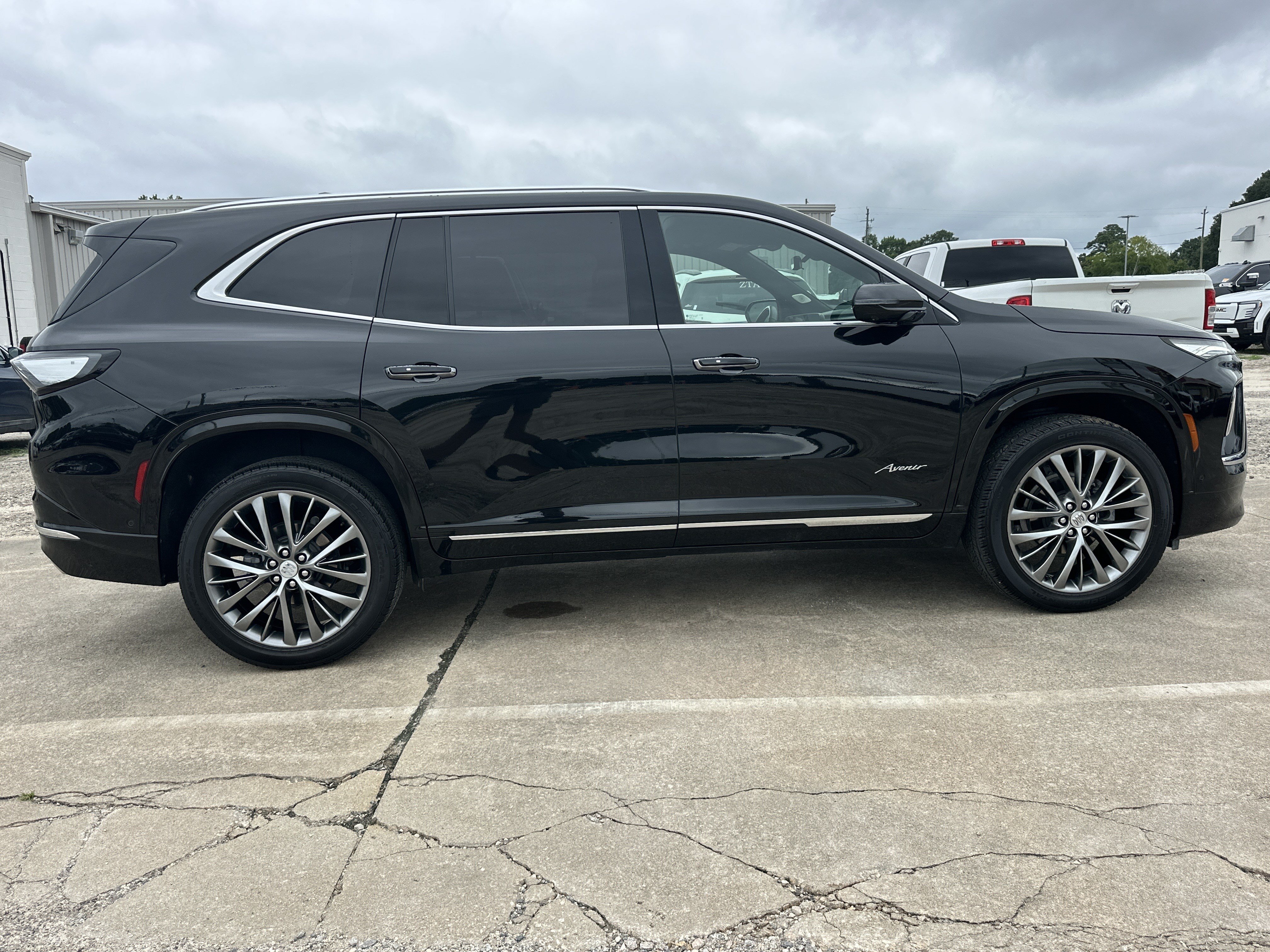 Certified 2025 Buick Enclave Avenir w/ Super Cruise Package AWD/4WD image 4