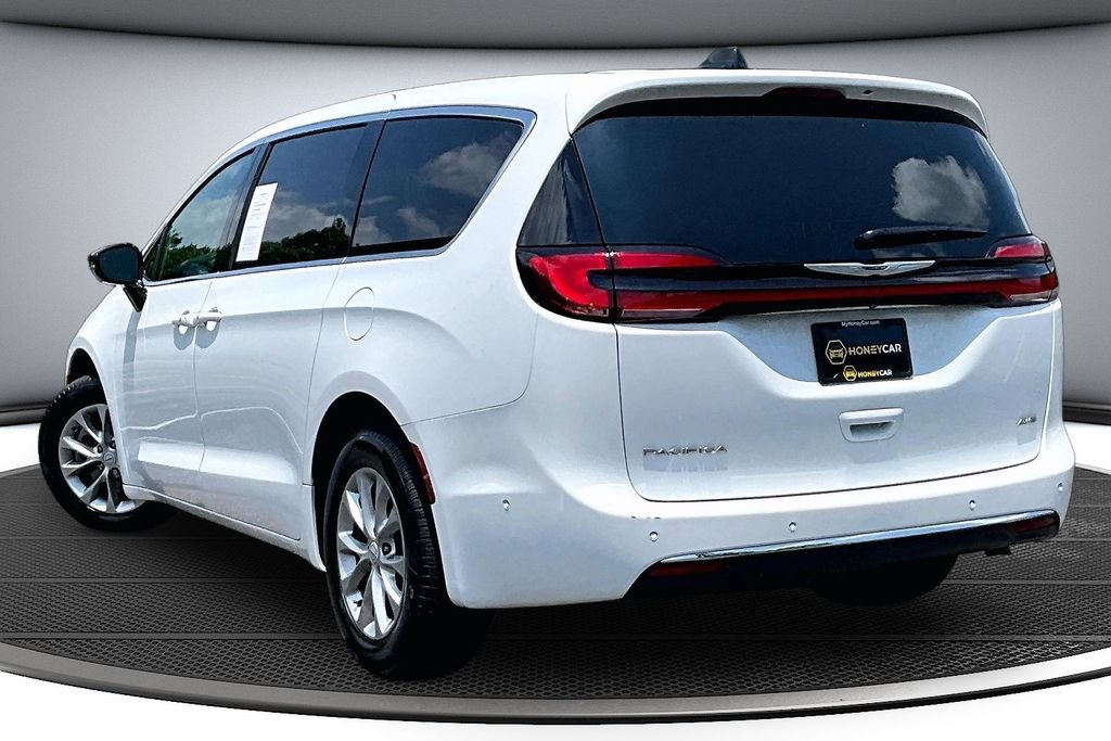 Used 2025 Chrysler Pacifica Select AWD/4WD image 4