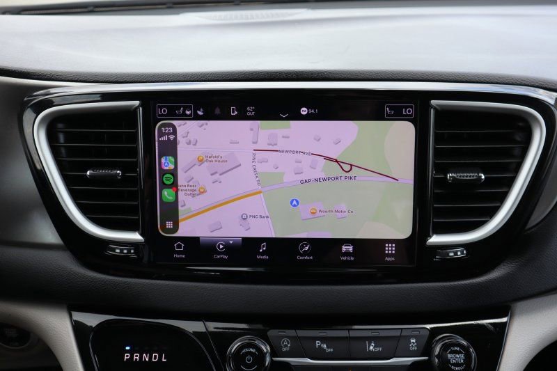Used 2024 Chrysler Pacifica Touring-L FWD image 11