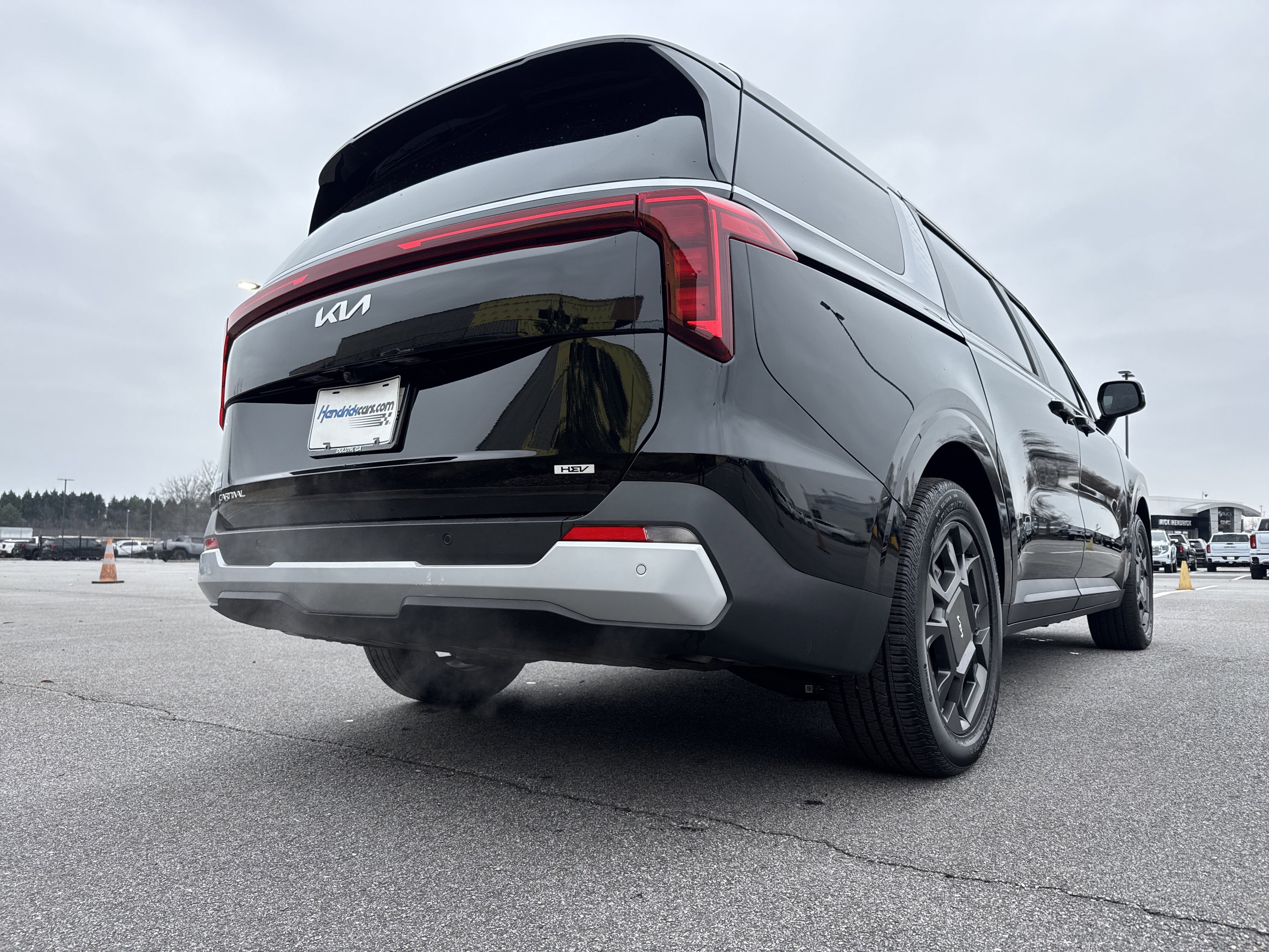 Used 2025 Kia Carnival EX image 10