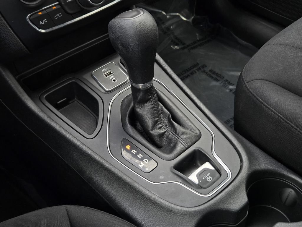 Used 2019 Jeep Cherokee Latitude w/ Popular Appearance Group FWD image 28