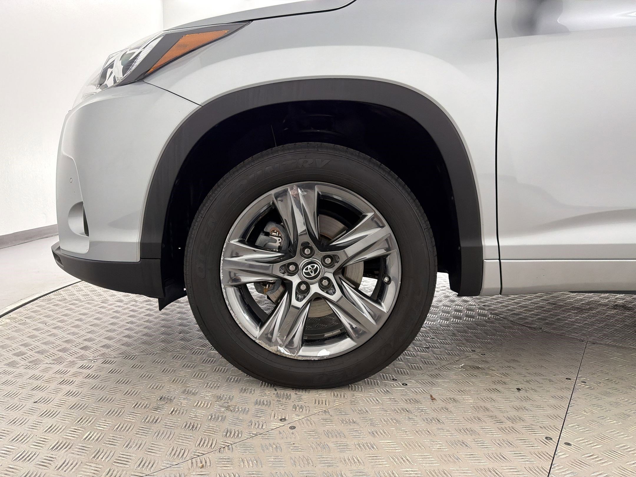 Used 2019 Toyota Highlander Limited Platinum FWD image 11