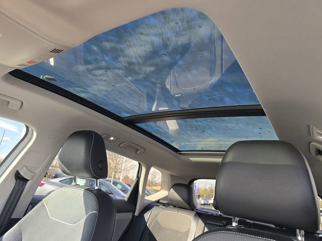 Used 2023 Volkswagen Taos SE w/ Panoramic Sunroof Package image 3