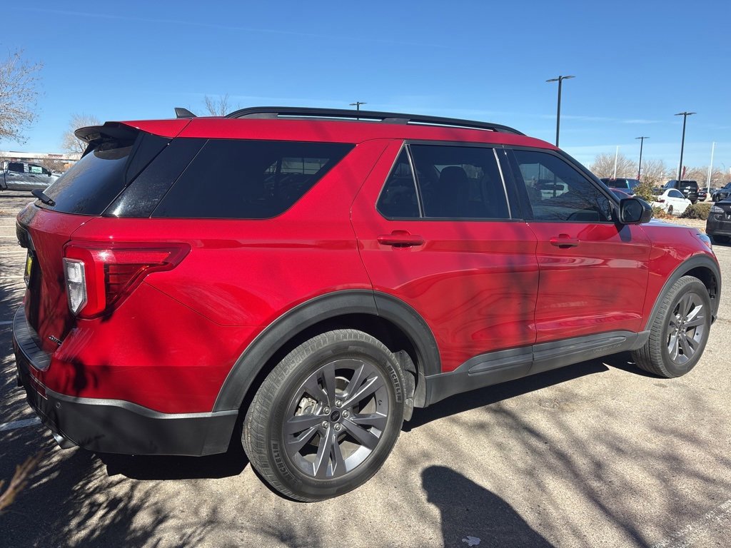 Used 2022 Ford Explorer XLT w/ Equipment Group 202A image 3
