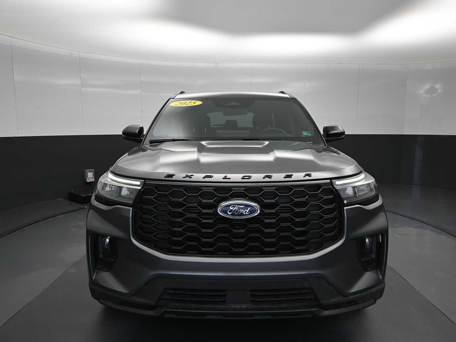 Used 2025 Ford Explorer ST-Line w/ ST-Line Street Pack image 20