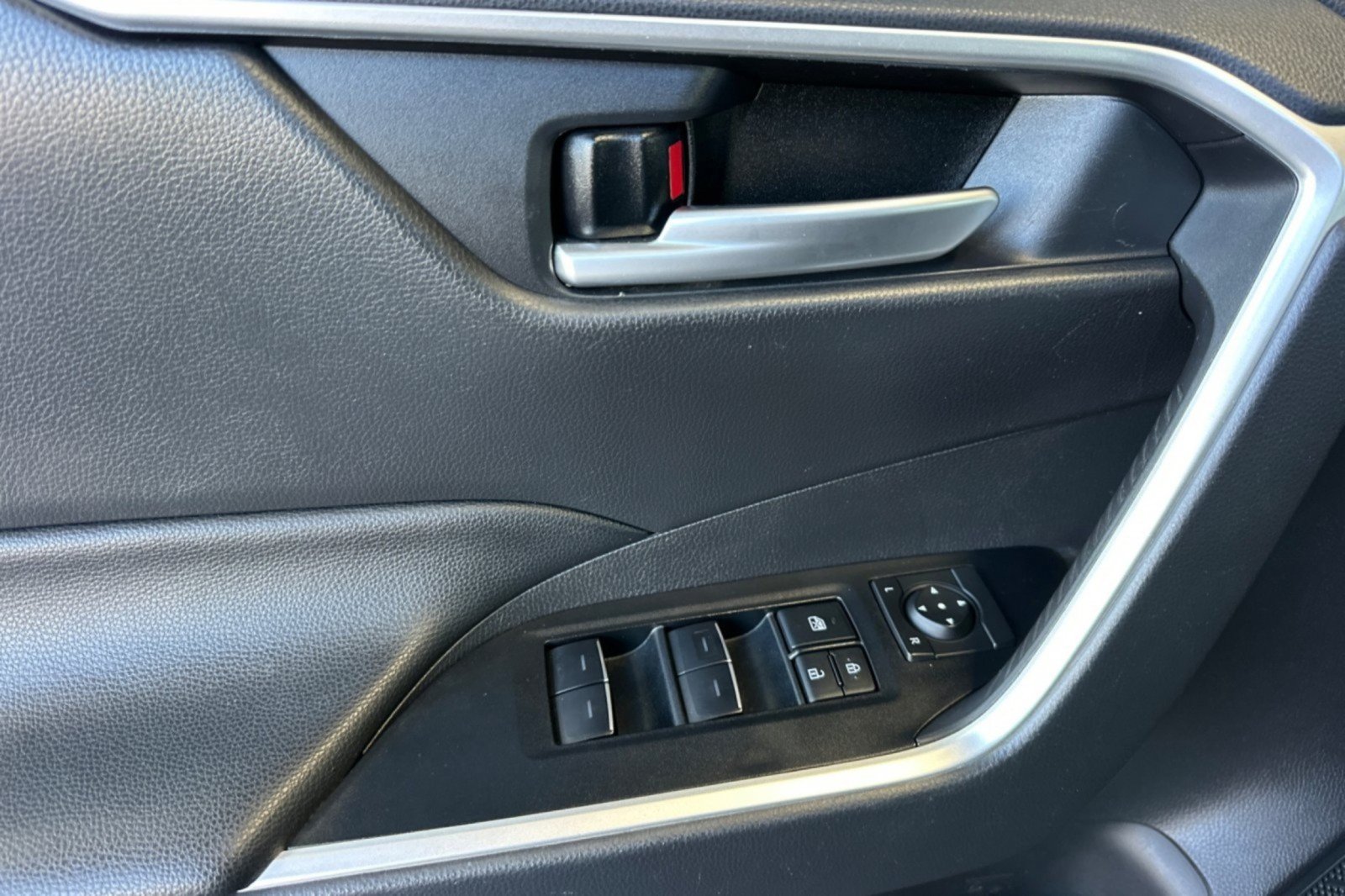 Certified 2025 Toyota RAV4 XLE FWD image 10