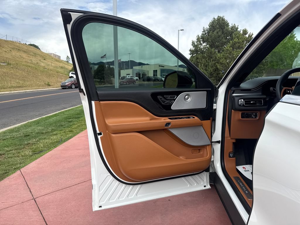 Certified 2023 Lincoln Aviator Black Label w/ Dynamic Handling Package AWD/4WD image 9