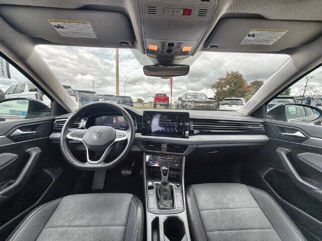 Used 2025 Volkswagen Jetta SE FWD image 19