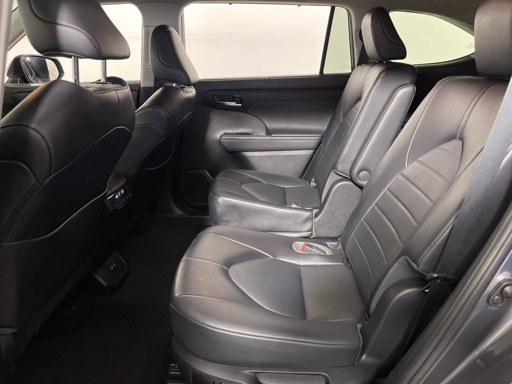 Used 2022 Toyota Highlander XLE FWD image 13