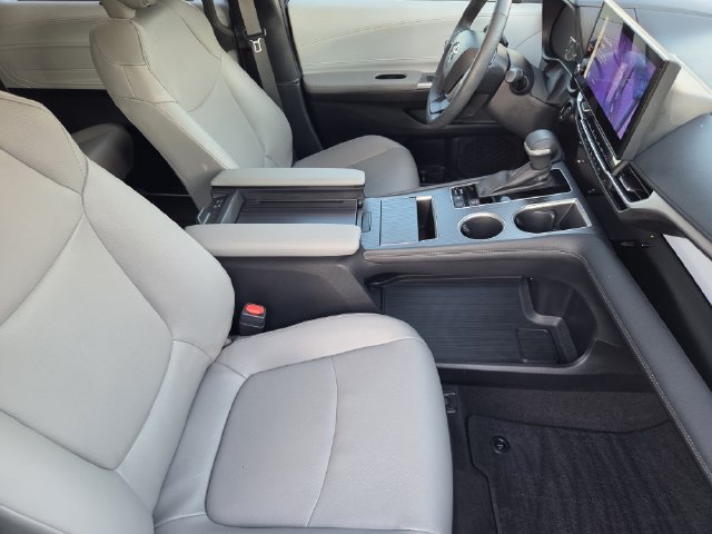 Certified 2025 Toyota Sienna XLE FWD image 12