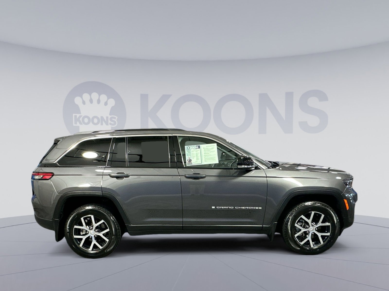 Used 2025 Jeep Grand Cherokee Limited w/ Luxury Tech Group II image 8