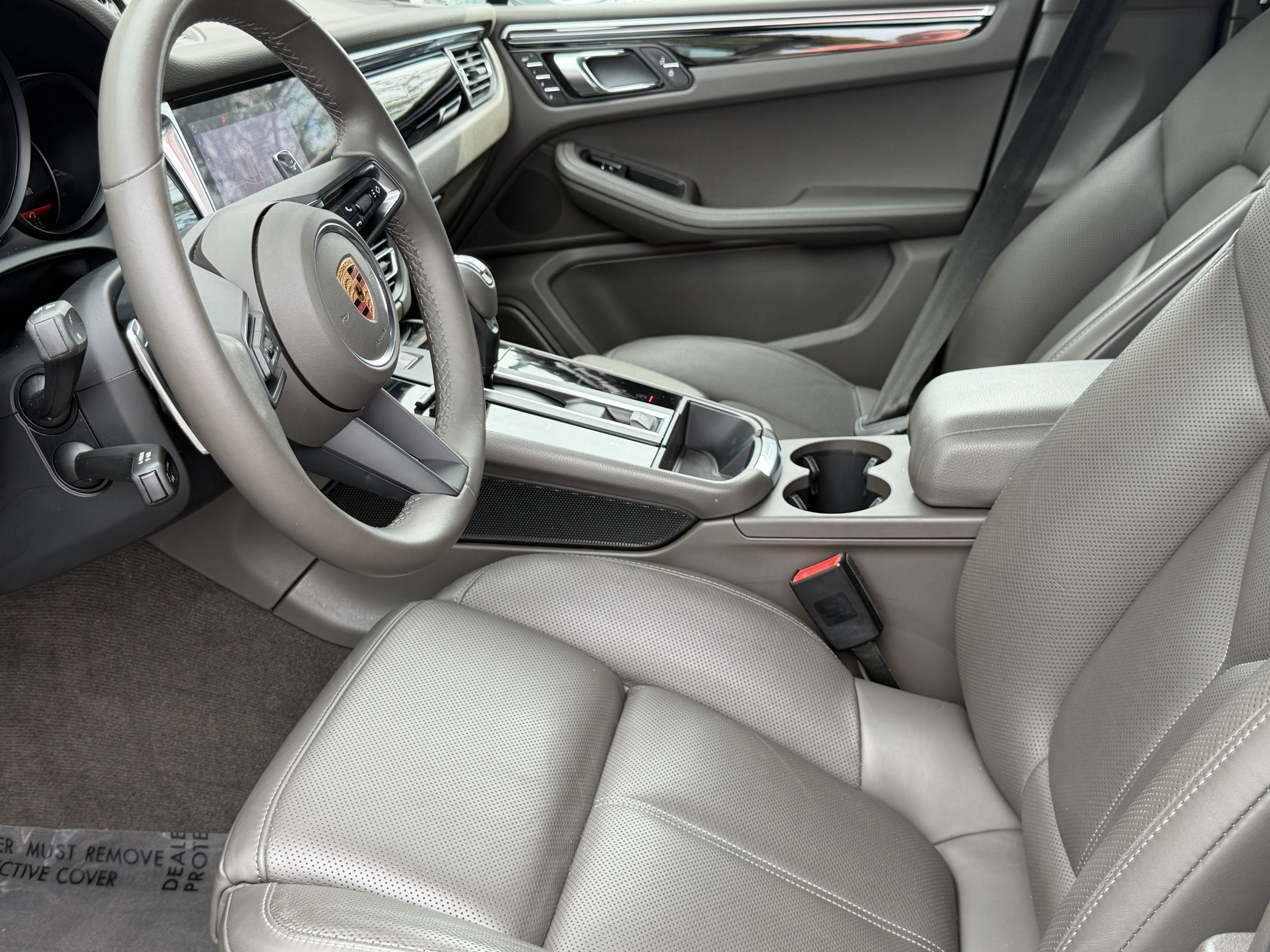 Certified 2022 Porsche Macan image 4