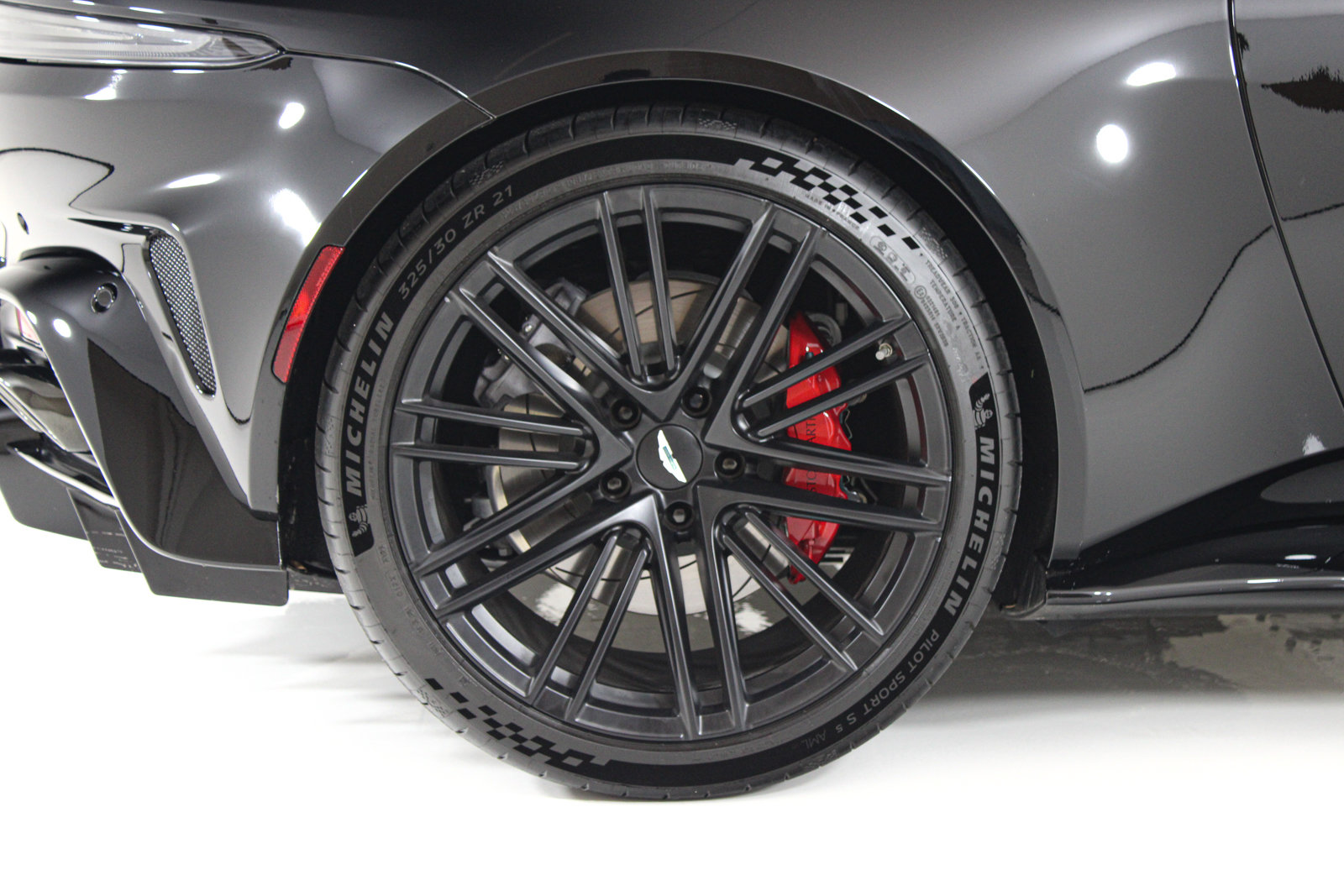 Used 2026 Aston Martin V8 Vantage S RWD image 22