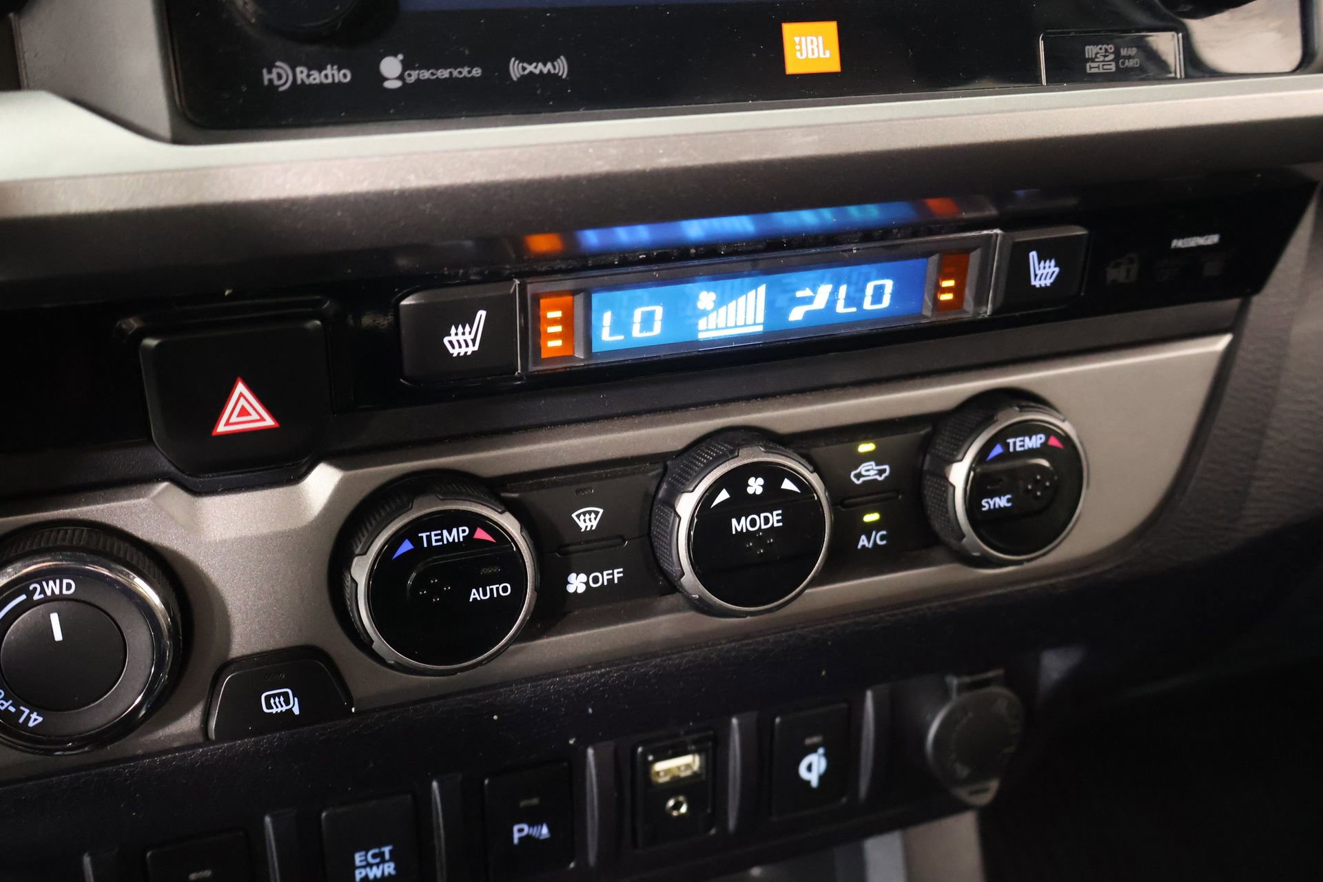 Used 2016 Toyota Tacoma Limited w/ Towing Package image 7