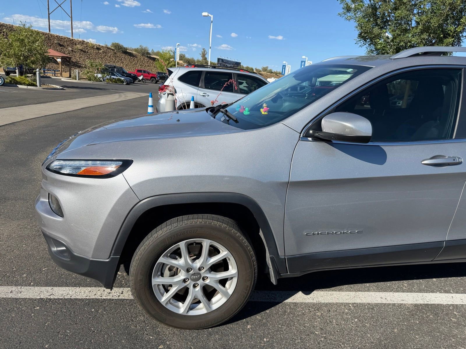 Used 2018 Jeep Cherokee Latitude Plus AWD/4WD image 3