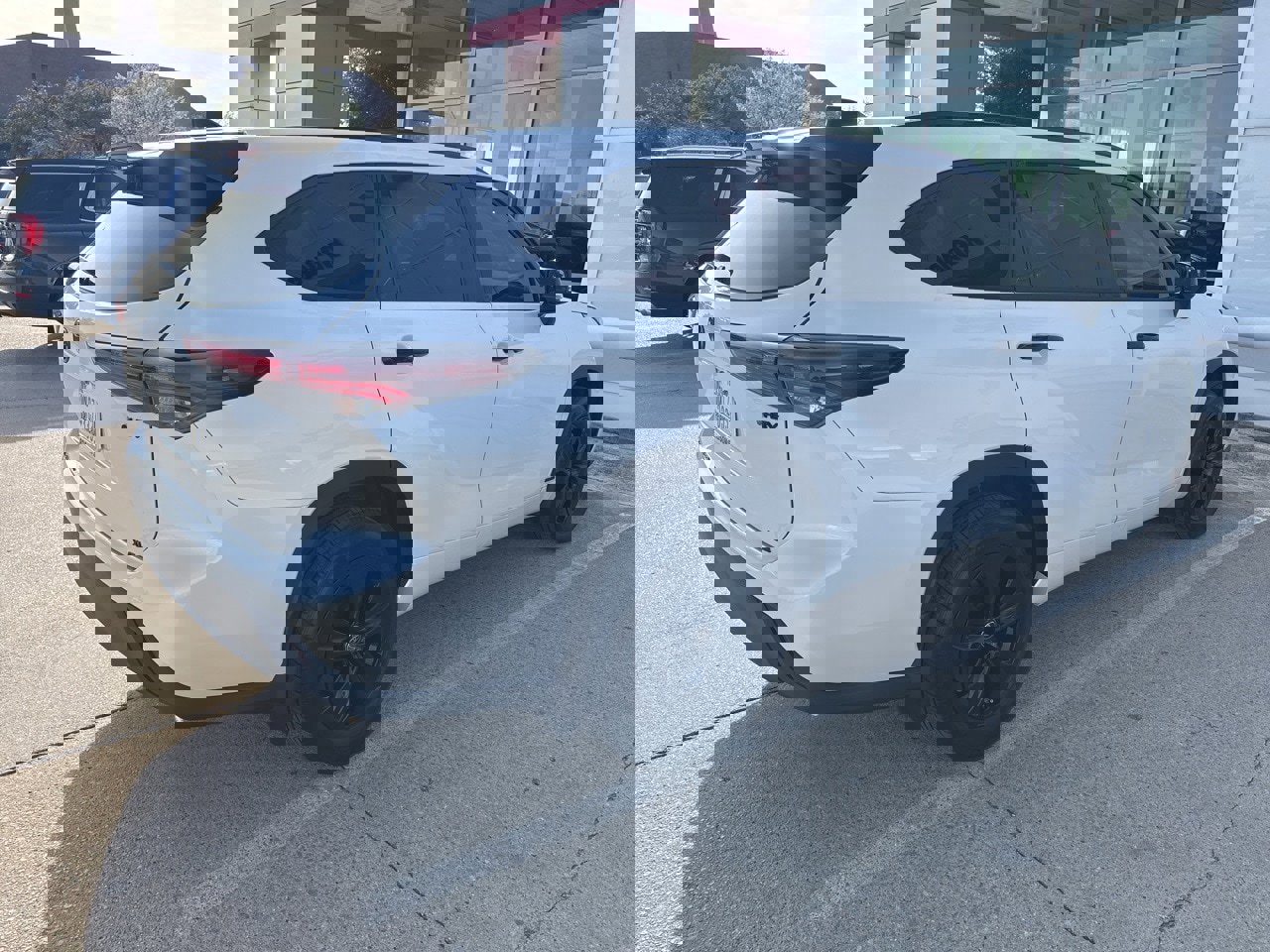 Used 2025 Toyota Highlander XLE image 4