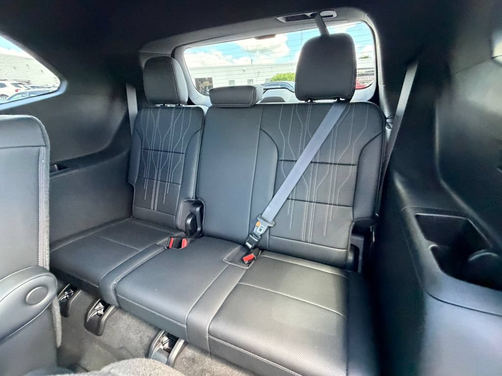 Certified 2025 Buick Enclave Avenir w/ Super Cruise Package AWD/4WD image 33