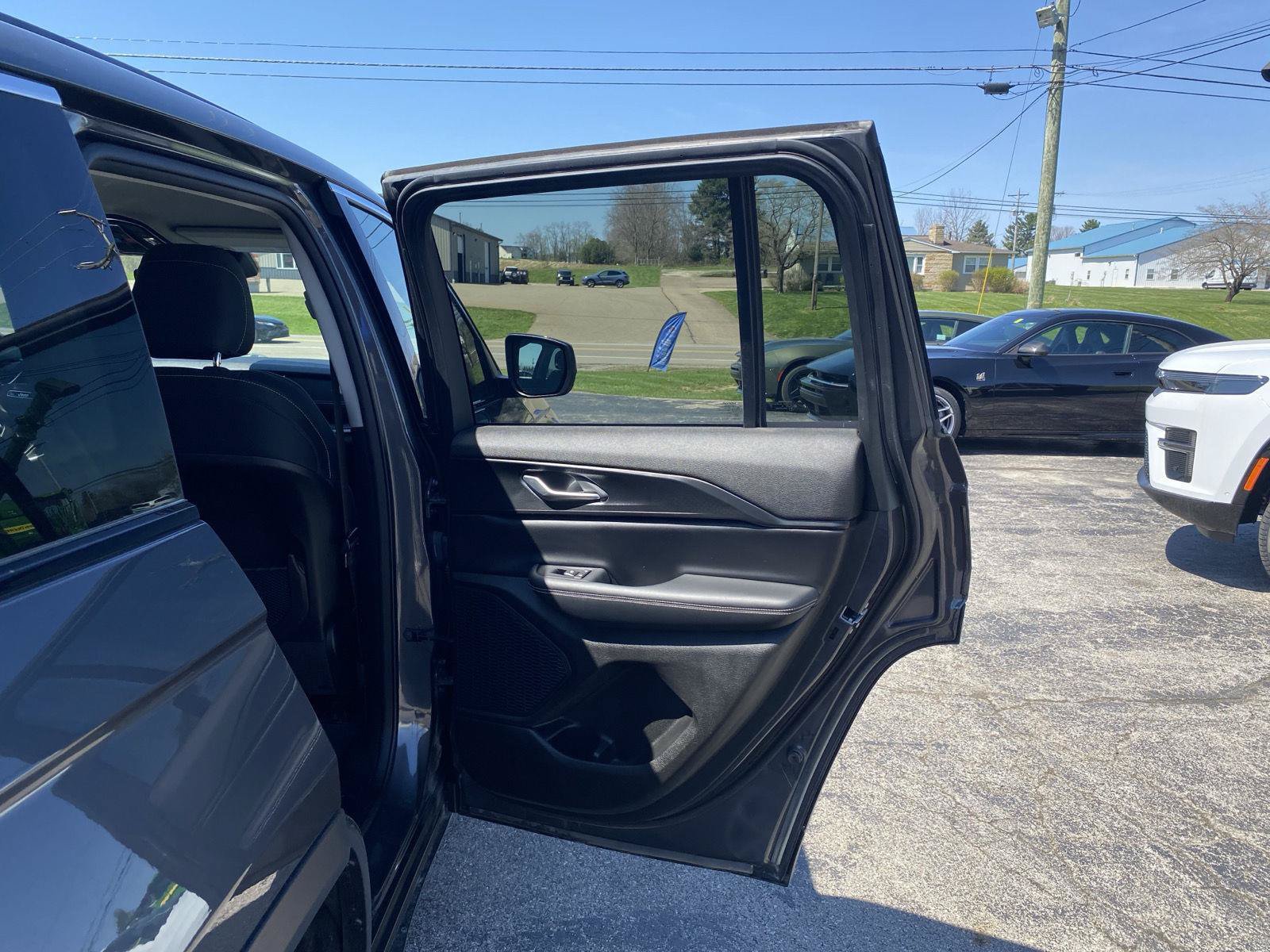 Used 2023 Jeep Grand Cherokee Laredo AWD/4WD image 33