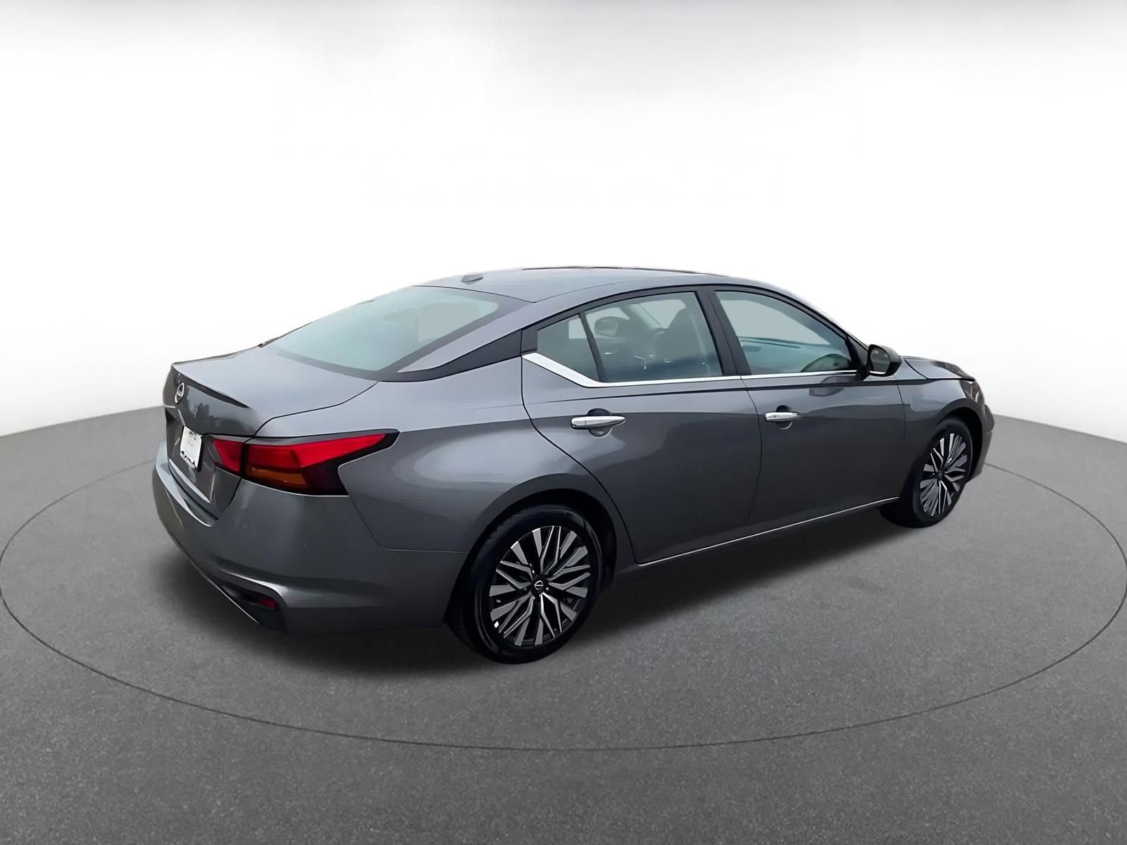 Used 2025 Nissan Altima 2.5 SV FWD image 15