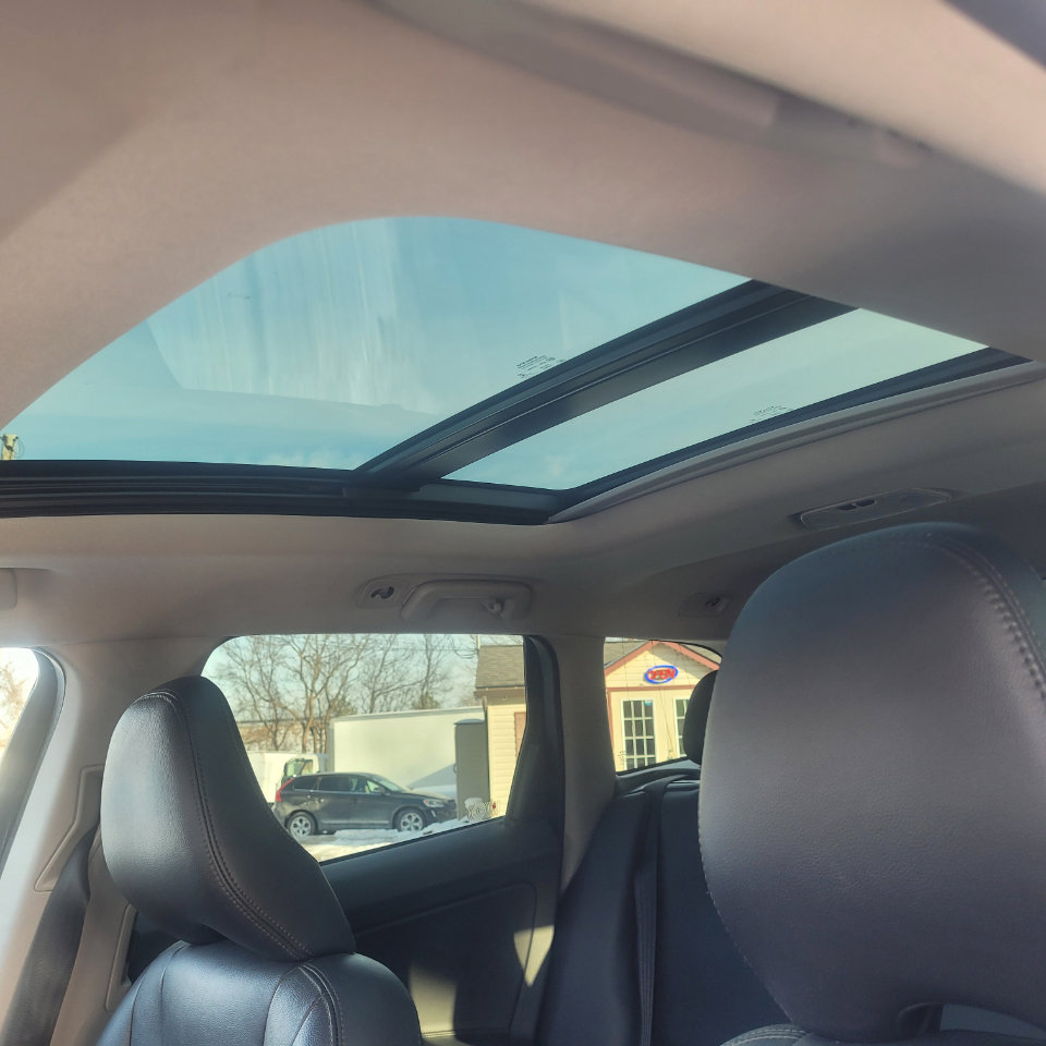 Used 2015 Volvo XC60 T6 Platinum w/ Climate Package image 14