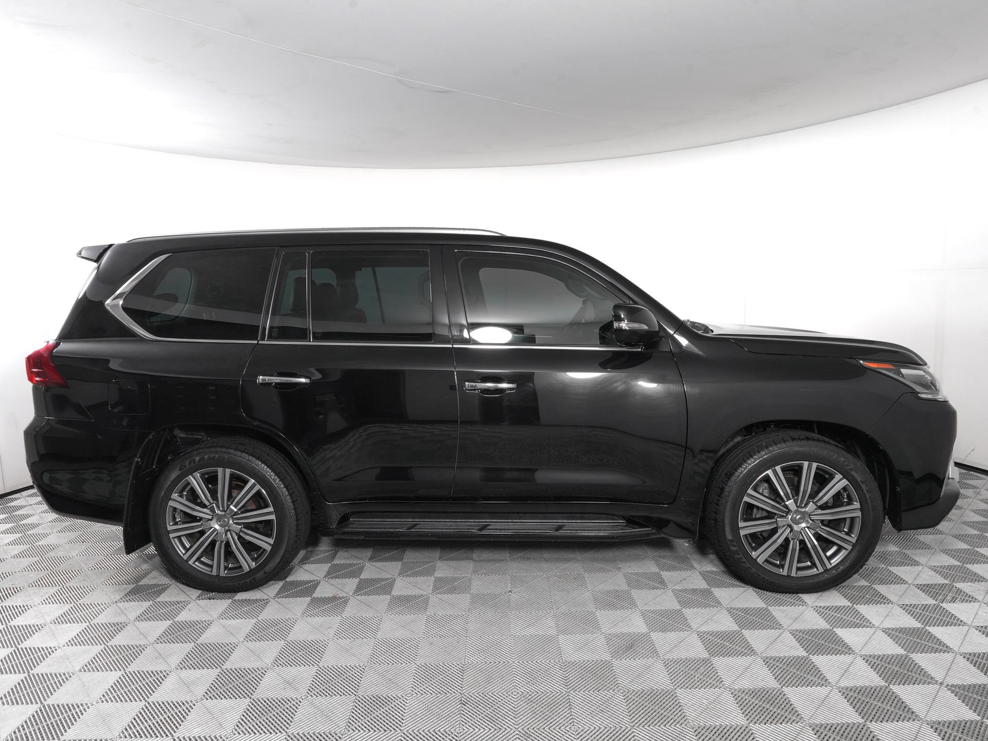 Used 2016 Lexus LX 570 4WD w/ Luxury Package image 3