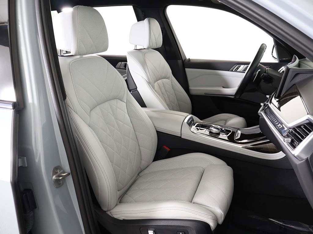 Used 2024 BMW X7 xDrive40i w/ Executive Package image 34