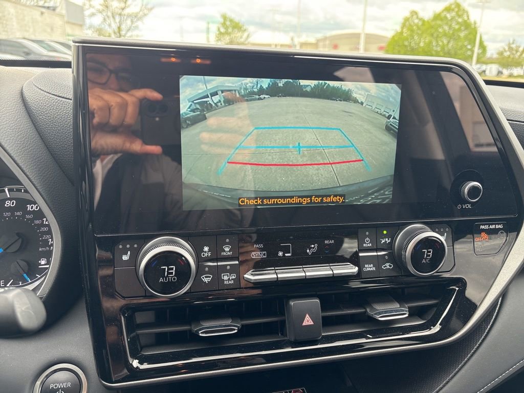 Used 2025 Toyota Highlander XLE AWD/4WD image 23