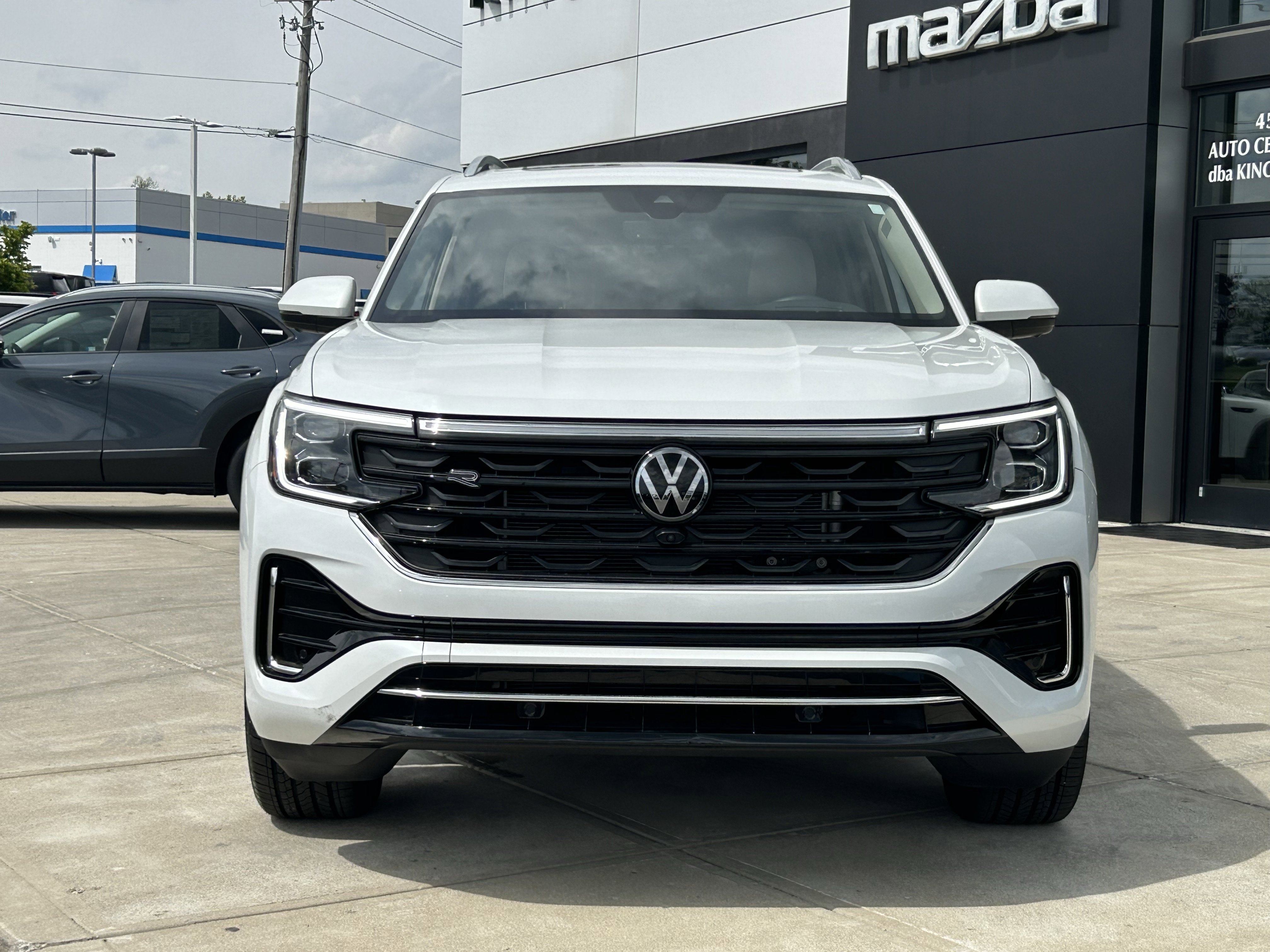 Used 2024 Volkswagen Atlas SEL Premium R-Line image 2