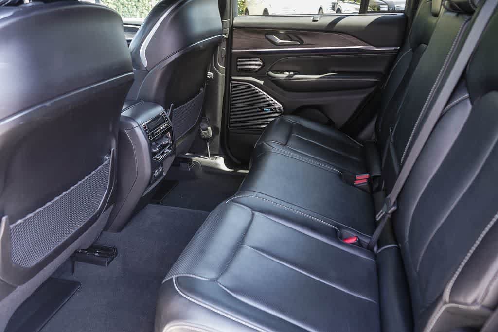 Used 2022 Jeep Grand Cherokee Overland w/ Luxury Tech Group IV AWD/4WD image 18