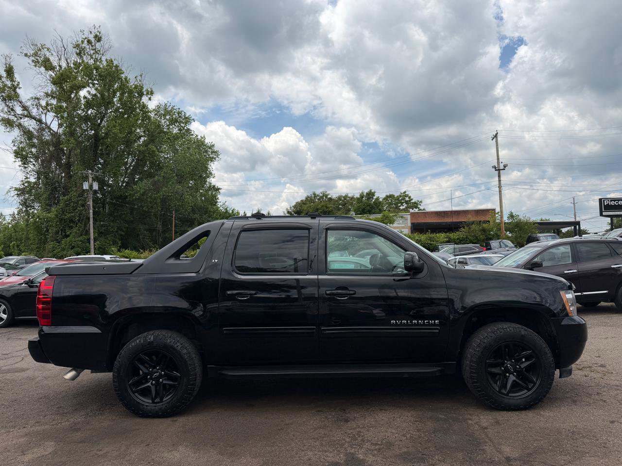 Used 2011 Chevrolet Avalanche LT AWD/4WD image 4